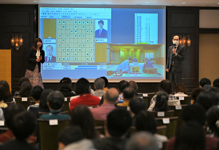 The 81st Meijin Tournament   7th game, Round 2, Day 1 A large number of shogi fans gathered at the commentary session on the first day of the second round of the Meijin Tournament at Ukitsuki Tower in Aoi Ward, Shizuoka City.