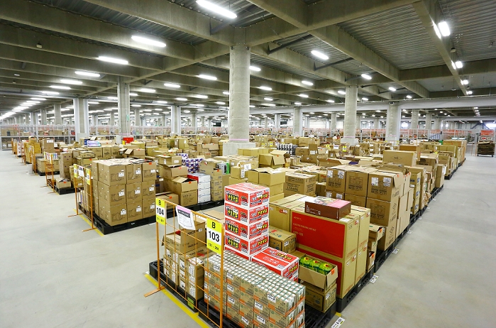 Amazon s new base in Odawara Largest distribution center in Japan  On September 3, 2013, major Internet retailer Amazon Japan began full scale operations at its new distribution center, Amazon Odawara FC  Fulfillment Center , in Odawara City, Kanagawa Prefecture, Japan. It will be the company s largest base in Japan, with a total floor space of approximately 200,000 square meters, and is expected to create approximately 1,000 jobs.