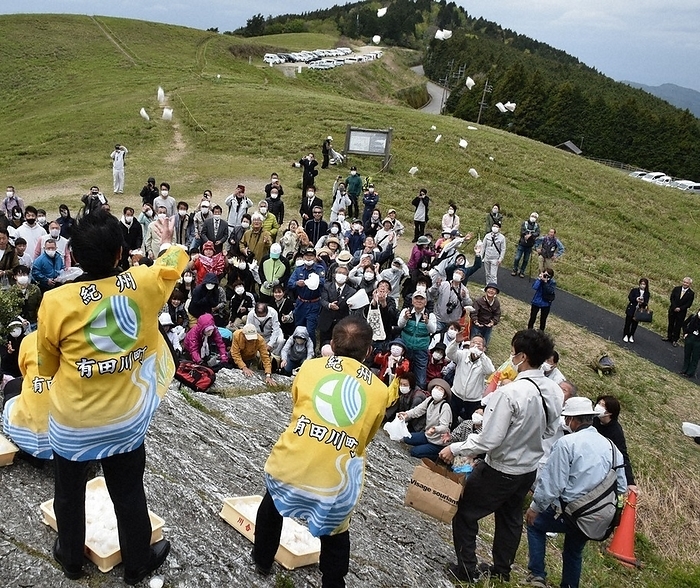 People cheering at the mochi  rice cake  throwing event at the opening of the mountain People cheering at a mochi  rice cake  throwing ceremony at the opening of a mountain, at Ikushi Plateau, April 29, 2023, 11:19 a.m.  photo by Atsuhisa Kato.