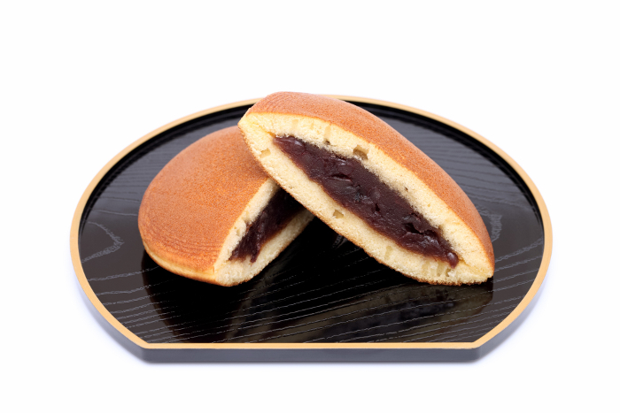 Japanese dessert consisting of two slices of kasutera (sponge cake) with red bean jam in between