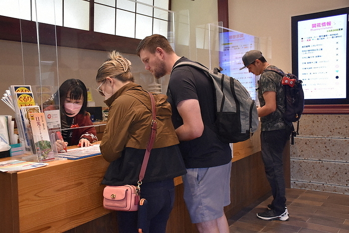 2023 Golden Week New Corona waterfront measures lifted A foreign tourist asks how to get to a tourist attraction at a tourist information center at a train station in Aioi cho, Nikko City at 10:25 a.m. on May 1, 2023.