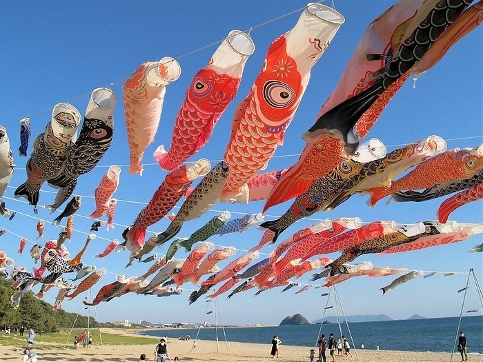 About 140 carp streamers dance in the blue sky at Nijigahama Beach in Hikari City at 5:02 p.m. on May 1, 2023  photo by Norio Oyama . About 140 carp streamers dance in the blue sky at Nijigahama Beach in Hikari City at 5:02 p.m. on May 1, 2023  photo by Norio Oyama .