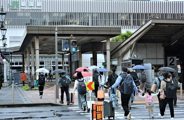 2023 Golden Week Customers returning home with carrying cases in front of JR Niigata Station in Chuo ku, Niigata City at 11:47 a.m. on May 7, 2023  photo by Hajime Nakatsugawa 