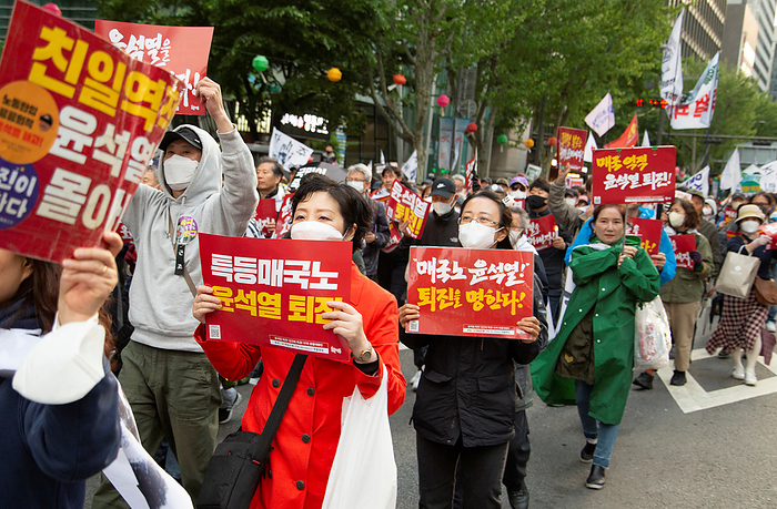 Anti Japan and anti Yoon Suk Yeol protest in Seoul Anti Japan and anti Yoon Suk Yeol protest, May 6, 2023 : South Koreans participate in a protest rally opposing to Japanese Prime Minister Fumio Kishida s visit to Seoul and demanding the resignation of South Korean President Yoon Suk Yeol in Seoul, South Korea. Thousands of protesters rallied on Saturday. Pickets read,  Yoon Suk Yeol who is a traitor to South Korea, resign  .  Photo by Lee Jae Won AFLO   SOUTH KOREA 
