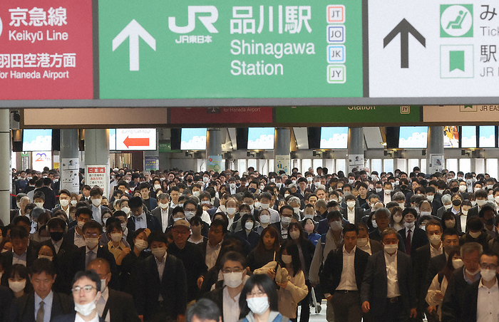 New Corona moves to Class 5. People walk along a corridor near Shinagawa Station on May 8, 2023, 8:02 a.m. in Minato Ward, Tokyo, Japan, where the new coronavirus has been moved to  category 5  under the Infectious Disease Control Law.