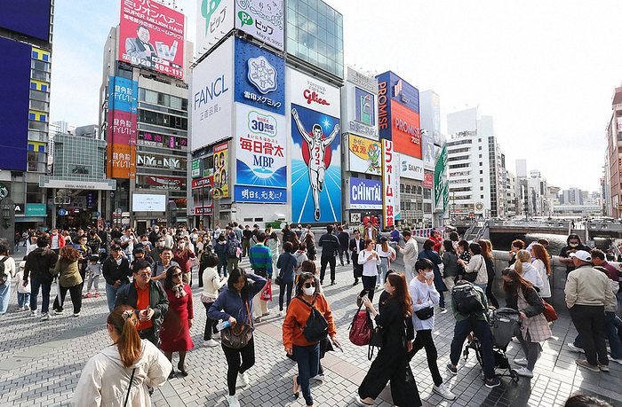 New Corona moves to Class 5. Ebisu Bridge in Dotonbori, Osaka, where many tourists and shoppers pass by, at 4:08 p.m. on May 8, 2023.