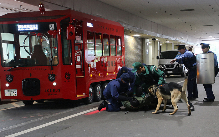 Metropolitan Police Department officers subdue a suspicious person with a knife during a training exercise. Metropolitan Police Department officers subdue a suspicious person with a knife during a training exercise in Toshima Ward, Tokyo, May 9, 2023, 2:04 p.m. Photo by Shotaro Kinoshita.