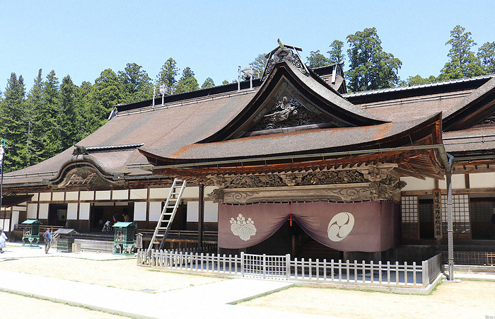 Daimon den  main hall  of Kongobuji Temple, the head temple of the Koyasan Shingon sect of Buddhism, where a building tag was found to determine the year of reconstruction. Daimon den  main hall  of Kongobuji Temple, the head temple of the Koyasan Shingon sect, where a building tag was found to establish the year of reconstruction.