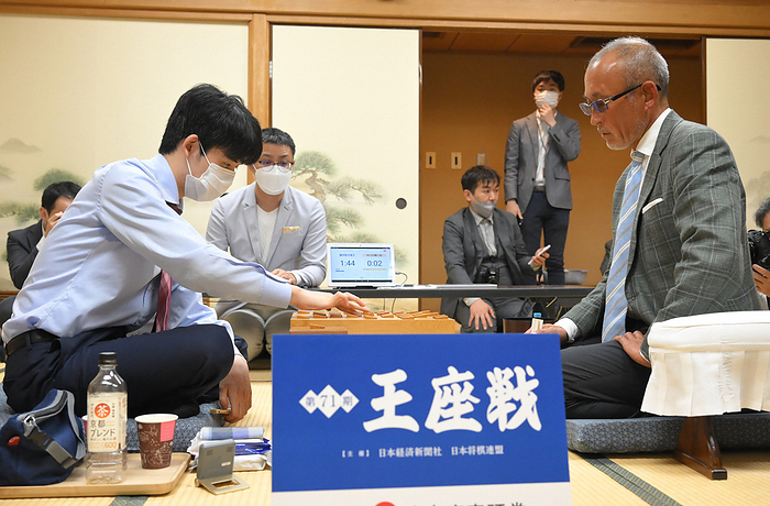 The 71st Championship Tournament to determine the challenger 1st round Sota Fujii reflects on his victory over Daisuke Nakagawa 8 dan  right  in the first round of the tournament to determine the challenger for the 71st Oza Tournament at the Shogi Kaikan in Shibuya Ward, Tokyo, at 7:46 p.m. on May 10, 2023.