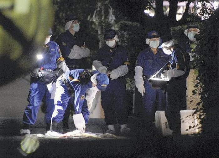 High School Girl Stabbed to Death Mitaka City arrests 21 year old man  Investigators examine the scene where an 18 year old high school girl was attacked at 7:41 p.m. on August 8 in Mitaka, Tokyo.