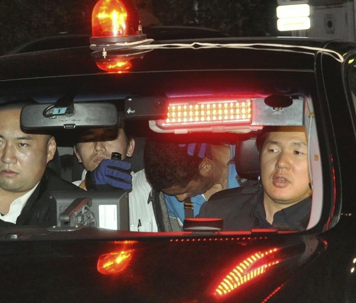 High School Girl Stabbed to Death Mitaka City arrests 21 year old man  Charlestomas Ikenaga  second from right , the suspect taken into custody for stabbing Ms. Suzuki  at Mitaka Police Station, Metropolitan Police Department, around 7:05 p.m. on August 8 