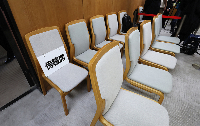 A special meeting of the Hyogo Prefectural Assembly was held in the main conference room of the prefectural government s Building No. 3, as the assembly hall had to be put out of use due to a lack of earthquake resistance. Only 10 seats were set aside in the rear of the meeting room. A special meeting of the Hyogo Prefectural Assembly was held in the main conference room of Prefectural Hall No. 3 because the assembly hall was not in use due to a lack of earthquake resistance. Only 10 seats were set up in the rear of the meeting room.