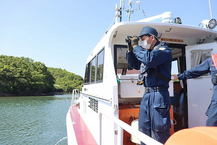 Mie Prefectural Police riot policemen search for suspicious objects at sea from a security boat. Mie Prefectural Police riot police search for suspicious objects at sea from a security boat in Shima City, Mie Prefecture, Japan, at 2:19 p.m. on May 16, 2023  photo by Ryoma Hara .