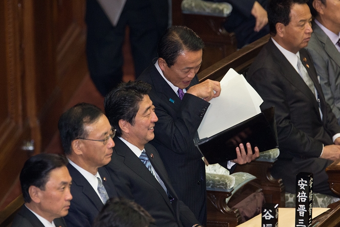 Extraordinary Diet Session Begins Prime Minister Abe delivers his policy speech October 15, 2013, Tokyo, Japan   Japan s Finance Minister Taro Aso with papers in his hand shows to Prime Minister Shinzo Abe copies of newspaper clippings on a recent G 20 meeting as they await the opening of an extraordinary Diet session opens in Tokyo on Tuesday, October 15, 2013. The 53 day session is the first in which Abe s ruling coalition has a majority in both chambers.  Photo by AFLO  UUK  mis 