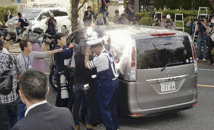 High School Girl Stabbed to Death Mitaka City arrests 21 year old man  Vehicle leaving for the Tachikawa branch of the Tokyo District Public Prosecutors Office with suspect Ikenaga Charlestomas on board  at 8:13 a.m. on April 10 at the Mitaka Police Station .