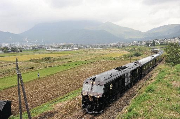 Super luxury sleeper train The  Natsusei  begins service.  The Natsusei in Kyushu   Yufudake is the mountain with clouds in the background  on a pleasant run through the rural landscape of Yufu City  4:22 p.m., in Yufu City, Oita Prefecture , photographed on October 15, 2013.
