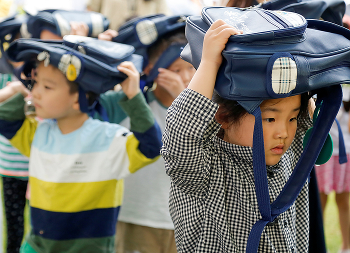 Civil defence drill at the government complex in Seoul Civil defence drill, May 16, 2023 : Kindergarten pupils participate in an air raid drill at the government complex in Seoul, South Korea.  Photo by Lee Jae Won AFLO   SOUTH KOREA 