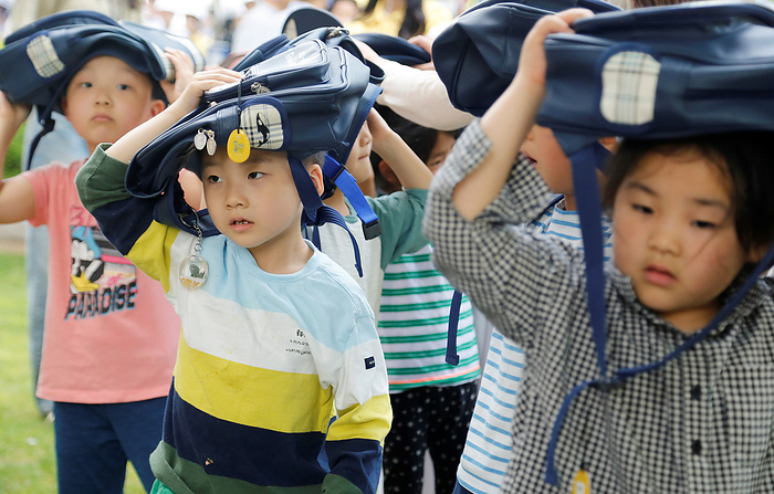 Civil defence drill at the government complex in Seoul Civil defence drill, May 16, 2023 : Kindergarten pupils participate in an air raid drill at the government complex in Seoul, South Korea.  Photo by Lee Jae Won AFLO   SOUTH KOREA 