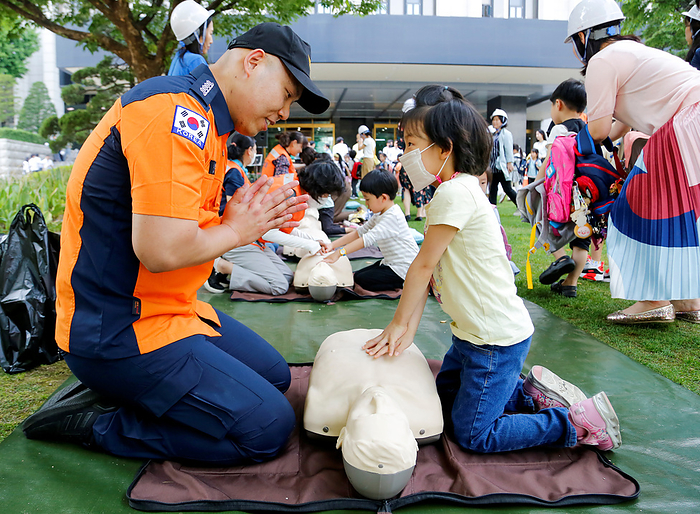 Civil defence drill at the government complex in Seoul Civil defence drill, May 16, 2023 : Kindergarten pupils receive first aid instructions during a civil defence drill at the government complex in Seoul, South Korea.  Photo by Lee Jae Won AFLO   SOUTH KOREA 
