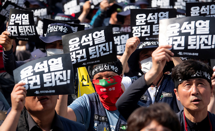 Construction workers call for South Korean President Yoon Suk Yeol s resignation in Seoul Construction workers  protest, May 16, 2023 : Workers from the Korean Construction Workers  Union participate in a protest in central Seoul, South Korea. About 25,000 construction workers participated in the rally to protest President Yoon Suk Yeol s labor policies and to call for Yoon s resignation. The workers commemorated a 50 year old union member Yang Hoe Dong who killed himself by self immolation in early May while facing a prosecution investigation. The construction workers  union has accused the government of oppressive and fabricated investigations targeting Yang and the workers  union, local media reported. Pickets read, Yoon Suk Yeol s Regime Resign  .  Photo by Lee Jae Won AFLO   SOUTH KOREA 