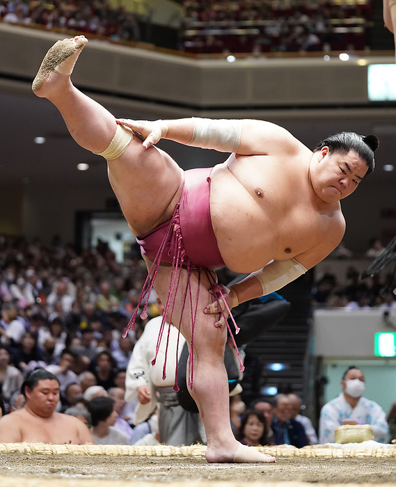 Sumo Tournament Summer Tournament, Day 7 Daieisho Daieisho, on the fifth day of the Summer Grand Sumo Tournament, lifts his leg wide and takes a shikata on May 18, 2023  Date 20230518  Photo Location Ryogoku Kokugikan, Tokyo