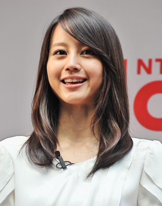  Usage Notes Launch of New iPhone Models Competition intensifies with docomo s entry   September 20, 2013, Tokyo, Japan : Actress Maki Horikita attends a ceremony to mark the first day sales of iPhones 5s and 5c at the NTT docomo s store in Tokyo, Japan, on September 20, 2013.  Photo by AFLO 