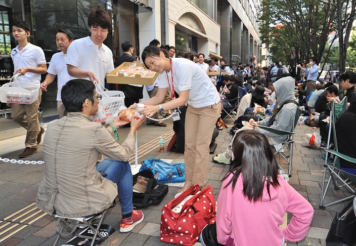 Launch of New iPhone Models Competition intensifies with docomo s entry   September 20, 2013, Tokyo, Japan : Staff of shop of NTT Docomo distributes bread and apple juice to long wait customers at the NTT docomo s store in Tokyo, Japan, on September 20, 2013.  Photo by AFLO 