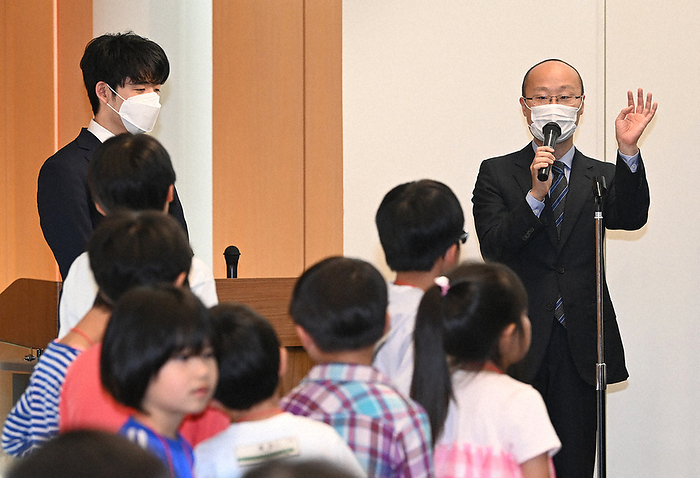 The 81st Meijin Seventh Game, Round 4, the day before the game Akira Watanabe  back right  and Sota Fujii  left  encourage children participating in the Iizuka Children s Shogi Tournament.