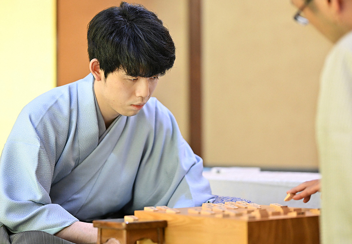 The 81st Meijin Tournament   7th game, Round 4, Day 1 Challenger Sota Fujii  Osho  looks at the move played by Akira Watanabe  right  in the fourth game of the 81st Meijin Tournament.