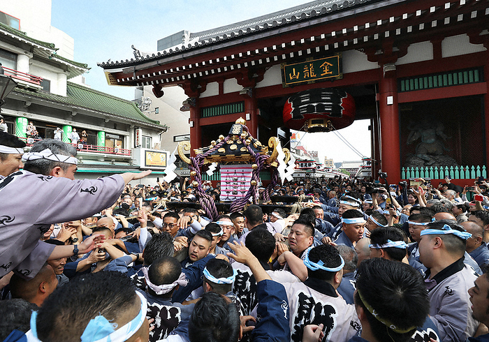 Asakusa  Sanja Festival  held in full swing for the first time in 4 years The portable shrine, carried by shrine parishioners, exits the Kaminarimon gate in Taito Ward, Tokyo, at 8:03 a.m. on May 21, 2023  photo by Yohei Koide .