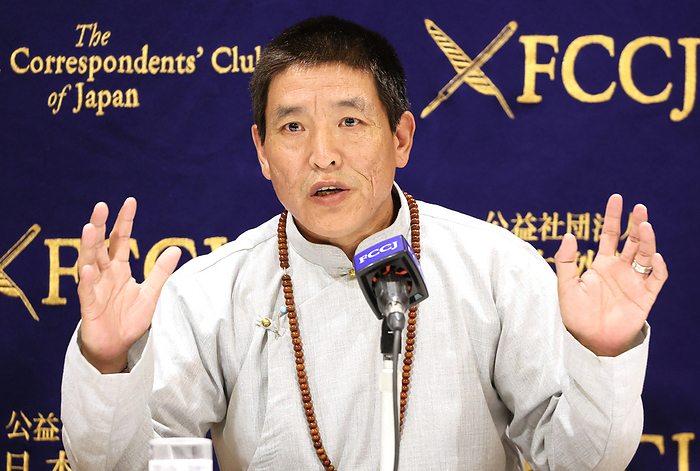 Tibetan filmmaker Dhondup Wangchen speaks at the FCCJ May 26, 2023, Tokyo, Japan   Dhondup Wangchen, Tibetan documentary filmmaker in exile speaks at the Foreign Correspondents  Club of Japan in Tokyo on Friday, May 26, 2023. He was awarded the International Press Freedom Award in 2012 while in prison.      photo by Yoshio Tsunoda AFLO 