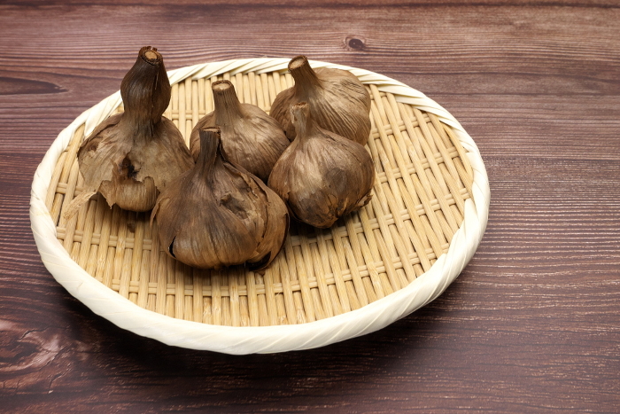 Black garlic (wood grain background)