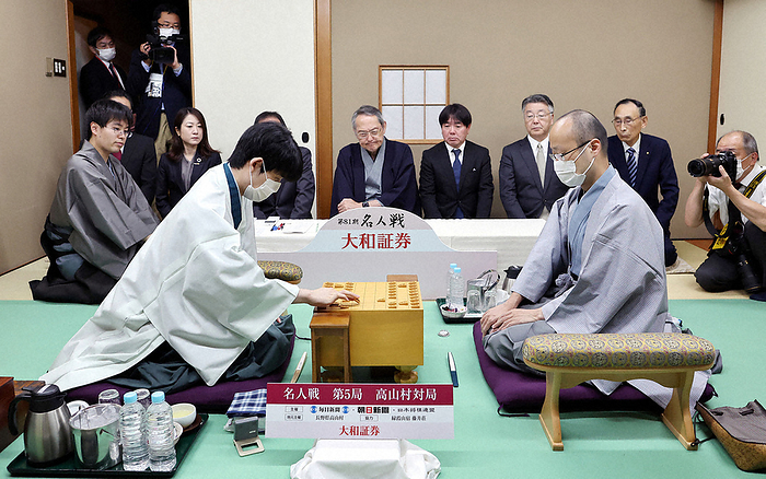 The 81st Meijin Tournament   7th game, Round 5, Day 1 The 81st Meijin Tournament Game 5 has begun, and the challenger, Osho Sota Fujii, plays his second move. On the right is Akira Watanabe, Meijin. The witness, second from the left, is Rina Urata, Manager of the Nagano Branch of Daiwa Securities Co.