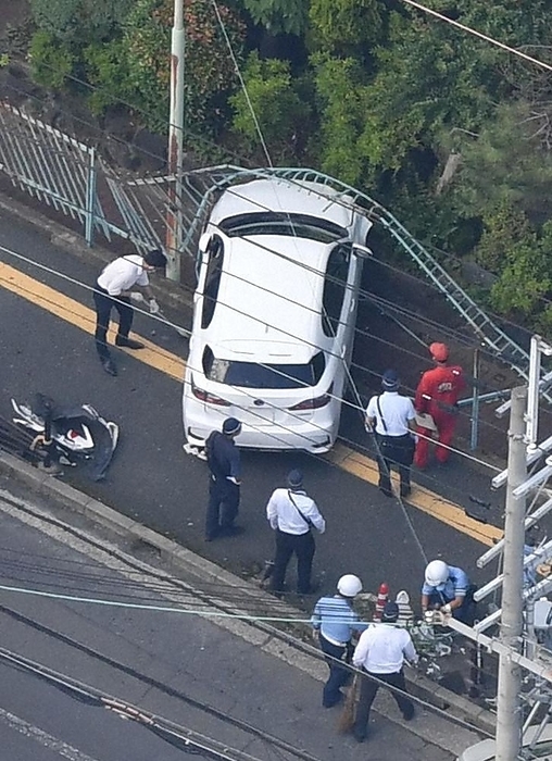 Passenger car that ran into the fence of an elementary school A passenger car that ran into the fence of an elementary school in Kashiwabara City, Osaka Prefecture, Japan, at 3:57 p.m. on May 31, 2023, photographed by Nobushi Kako from a Honsha helicopter.