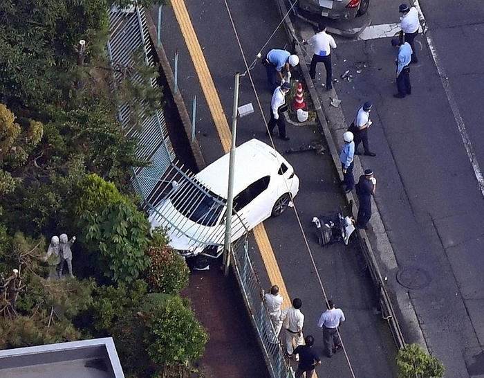 Passenger car that ran into the fence of an elementary school A passenger car that ran into the fence of an elementary school in Kashiwabara City at 3:55 p.m. on May 31, 2023, photographed by Nobushi Kako from the head office helicopter.