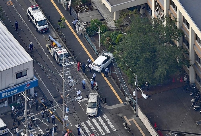 Passenger car that ran into the fence of an elementary school A passenger car  center  that ran into the fence of an elementary school in Kashiwabara City, Osaka Prefecture, Japan, at 3:56 p.m. on May 31, 2023, photographed by Nobushi Kako from a Head Office helicopter.