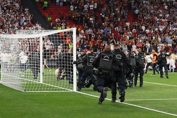 Soccer : UEFA Europa League Final 2023 Budapest : Sevilla FC 1  PK 4 1  1 AS Roma General view of Riot police, MAY 31, 2023   Football   Soccer : Riot police prevent fans from storming the pitch after UEFA Europa League final 2023 Budapest  match between Sevilla FC 1  PK 4 1  1 AS Roma at the Puskas Arena in Budapest, Hungary.  Photo by Mutsu Kawamori AFLO 
