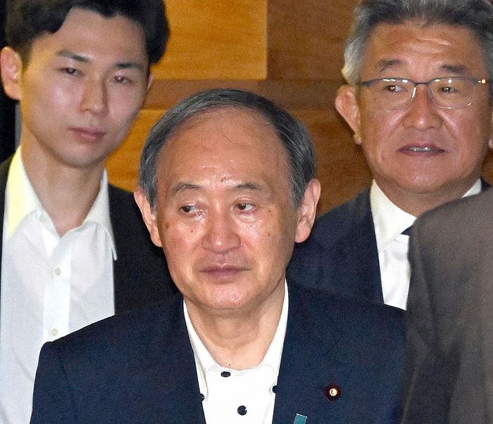 Former Prime Minister Yoshihide Suga leaves the Prime Minister s Office after meeting with Prime Minister Fumio Kishida. At back right is Ryota Takeda of the Liberal Democratic Party. Former Prime Minister Yoshihide Suga leaves the Prime Minister s Office after meeting with Prime Minister Fumio Kishida. At the back right is Ryota Takeda of the Liberal Democratic Party  LDP , photographed at 5:51 p.m. on June 2, 2023 in Chiyoda Ward, Tokyo.