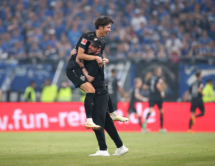 Hamburg, Fu ball Bundesliga, Saison 2022 2023, Relegation Hamburger SV   HSV   vs. VfB Stuttgart , Jubel  L R  Hiroki It Hamburg, soccer Bundesliga, season 2022 2023, Relegation Hamburger SV HSV vs VfB Stuttgart , cheering L R Hiroki Ito VfB Stuttgart and coach Sebastian Hoene  VfB Stuttgart to the goal to 1 2 According to the specifications of the DFL German Football League is prohibited in the stadium and or from the game According to the specifications of the DFL German Football League is prohibited in the stadium and or from the game