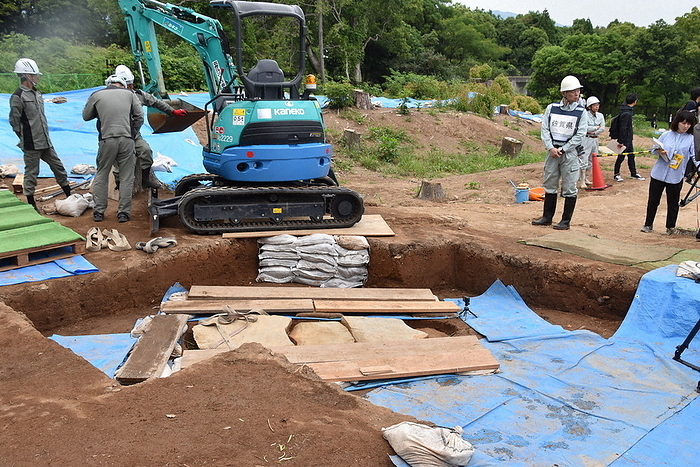 Workers proceeding to open the stone lid of the sarcophagus tomb. Workers proceed to open the stone lid of a sarcophagus tomb at the Yoshinokaseri Site in Yoshinokaseri Town, Saga Prefecture, Japan, at 9:46 a.m. on June 5, 2023  photo by Takeshi Saito .