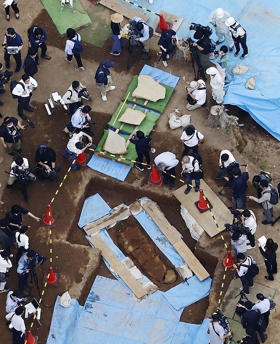 Opening of a sarcophagus tomb discovered at the Yoshinokaseri Site Opening of a sarcophagus tomb discovered at the Yoshinokaseri site, Yoshinokaseri machi, Saga Prefecture, Japan, at 10:35 a.m. on June 5, 2023, from the head office helicopter.