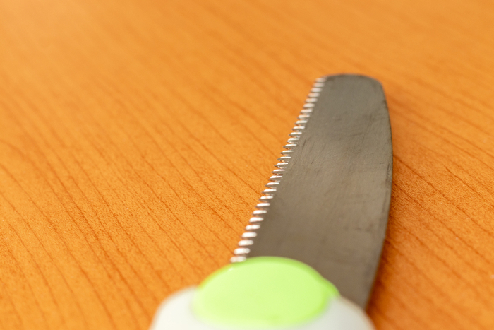 Jagged blade of a single-edged saw