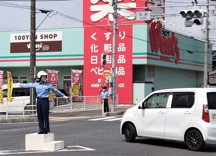 Shunan police officers blow their whistles and signal with hand signals at an intersection where traffic lights are turned off for a drill. A Shunan Police Department employee blows a whistle and signals with a hand signal at an intersection where traffic lights are turned off for a drill.