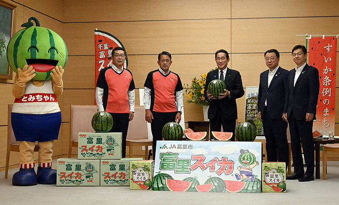Prime Minister Fumio Kishida receiving a presentation of watermelons Prime Minister Fumio Kishida  third from right  receives a presentation of watermelons at the Prime Minister s Office at 2:12 p.m. on June 7, 2023.