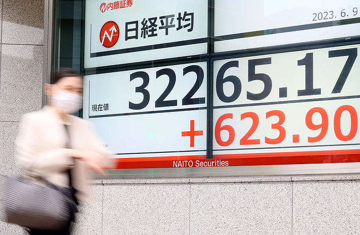 Japan s share rose 623.90 yen at the Tokyo Stock Exchange June 9, 2023, Tokyo, Japan   A pedestrian passes before a share prices board in Tokyo on Friday, June 9, 2023. Japan s share prices rebounded 623.90 yen to close at 32,265.17 yen at the Tokyo Stock Exchange.     Photo by Yoshio Tsunoda AFLO  
