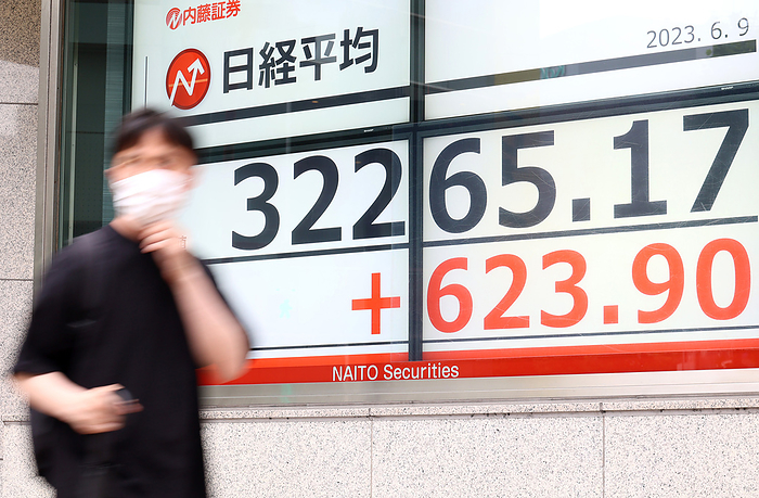 Nikkei 225 rebounded sharply, closing 623 yen higher June 9, 2023, Tokyo, Japan   A pedestrian passes before a share prices board in Tokyo on Friday, June 9, 2023. Japan s share prices rebounded 623.90 yen to close at 32,265.17 yen at the Tokyo Stock Exchange.     Photo by Yoshio Tsunoda AFLO  