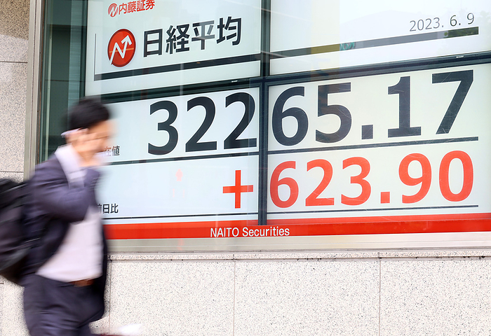 Japan s share rose 623.90 yen at the Tokyo Stock Exchange June 9, 2023, Tokyo, Japan   A pedestrian passes before a share prices board in Tokyo on Friday, June 9, 2023. Japan s share prices rebounded 623.90 yen to close at 32,265.17 yen at the Tokyo Stock Exchange.     Photo by Yoshio Tsunoda AFLO  