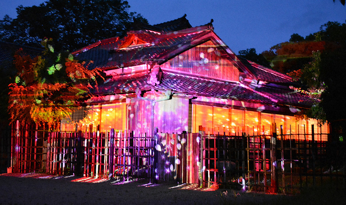 Projection mapping with images projected onto the building Projection mapping of images projected on a building: June 8, 2023, 7:33 p.m. at the site of the Nabari Todo family residence in Marunouchi, Nabari City  photo by Teruko Kugita. 