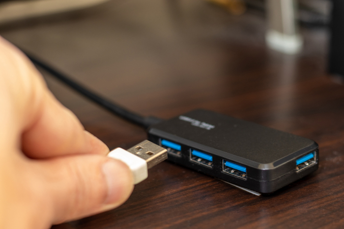 Connect the cable to the USB hub