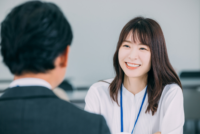 Smiling Japanese businessmen and women talking (People)
